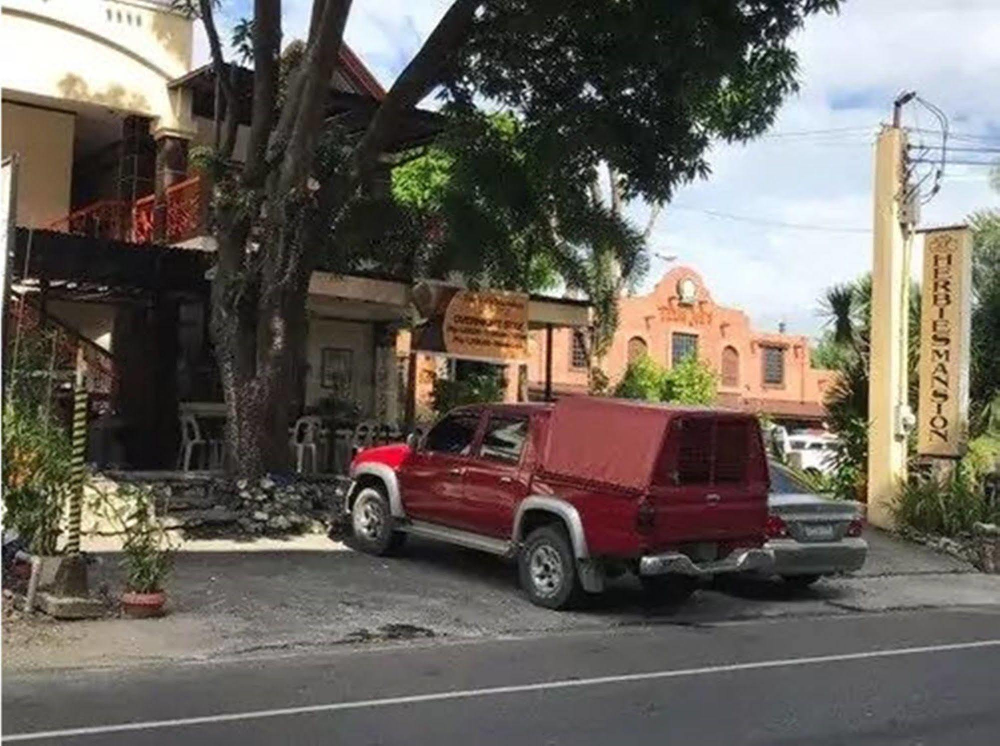 Herbies Mansion Olongapo Buitenkant foto