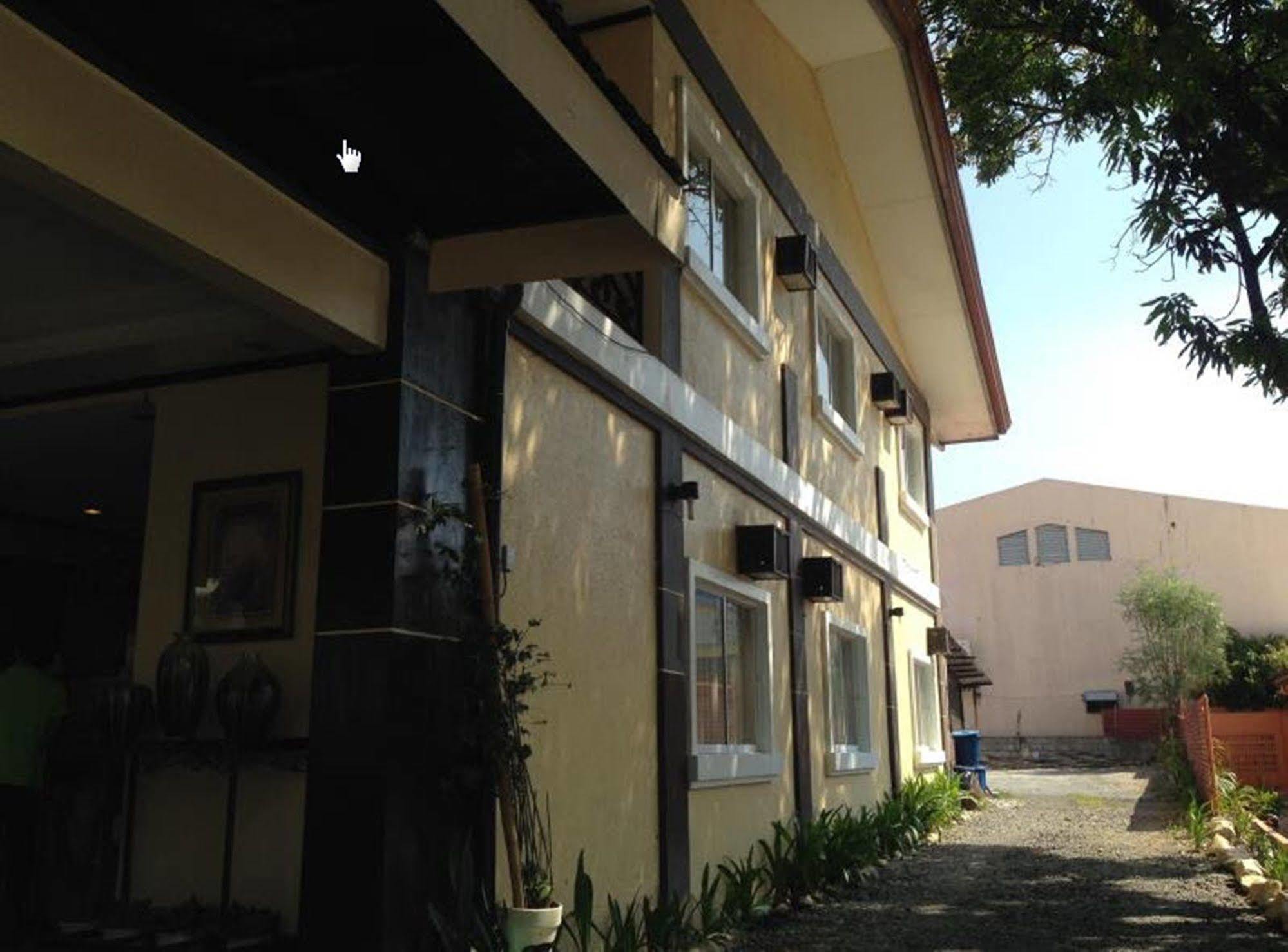 Herbies Mansion Olongapo Buitenkant foto