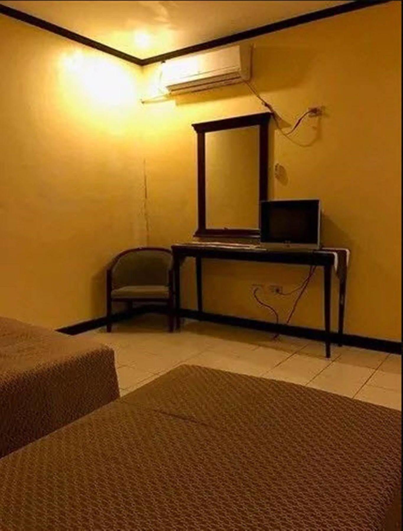 Herbies Mansion Olongapo Buitenkant foto