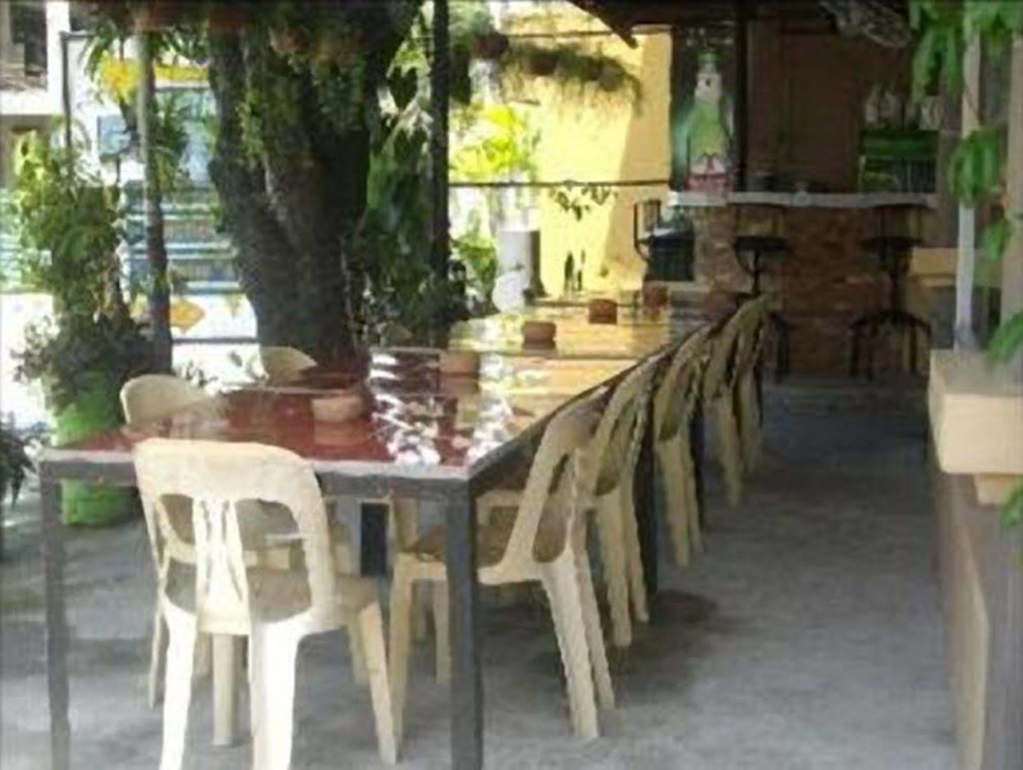 Herbies Mansion Olongapo Buitenkant foto