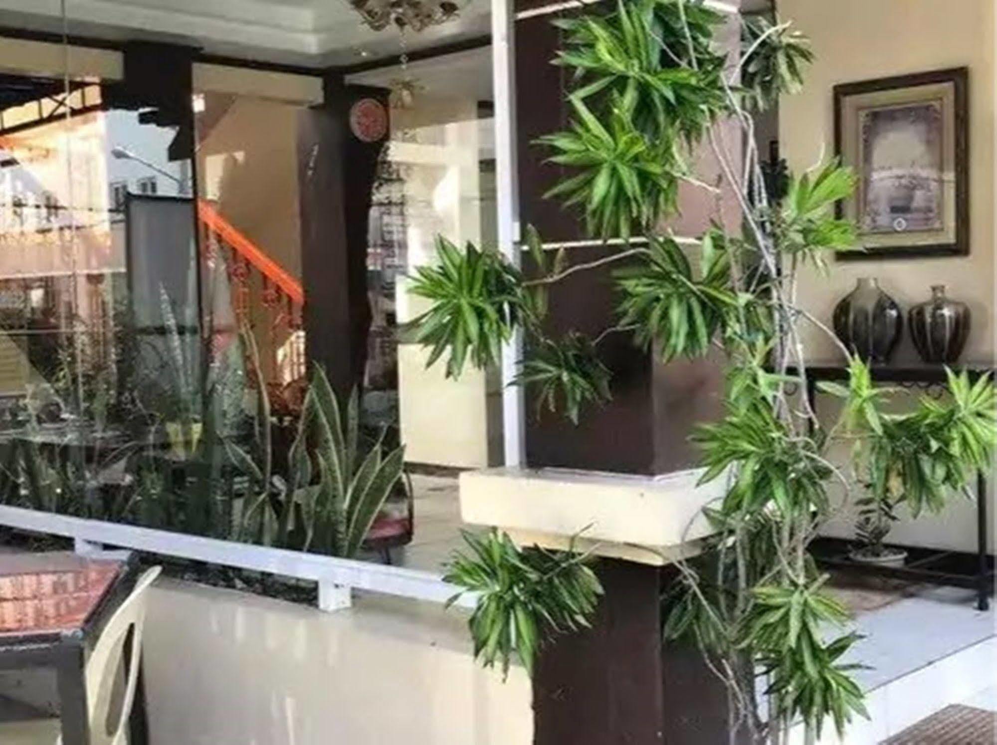 Herbies Mansion Olongapo Buitenkant foto