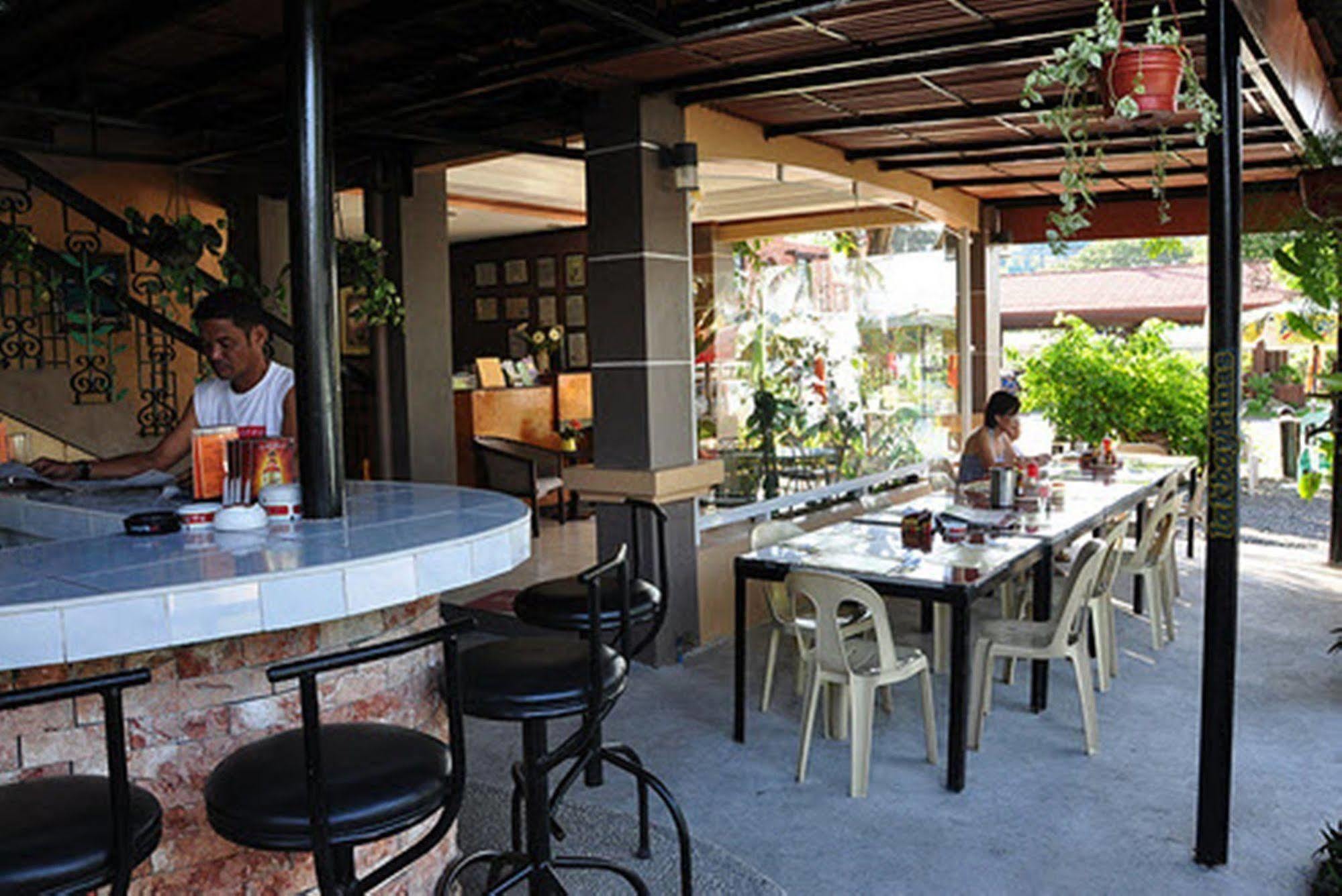 Herbies Mansion Olongapo Buitenkant foto