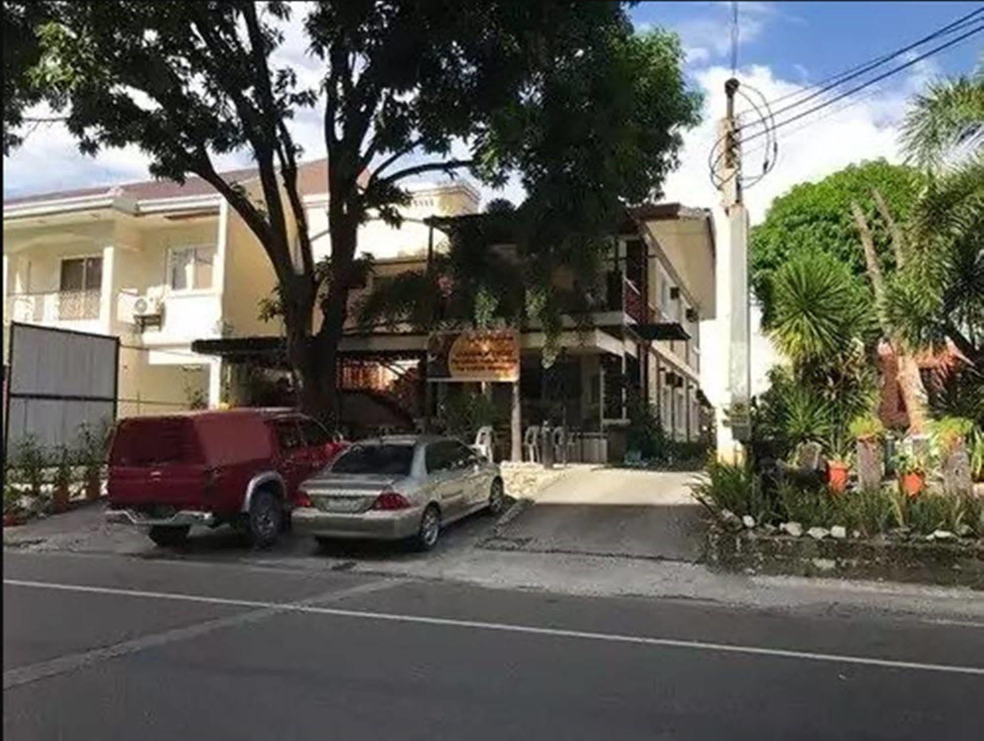 Herbies Mansion Olongapo Buitenkant foto